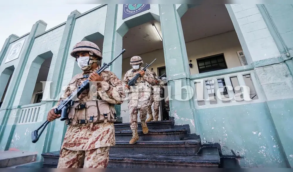 La mascarilla forma parte ahora de su uniforme. La mascarilla forma parte ahora de su uniforme.