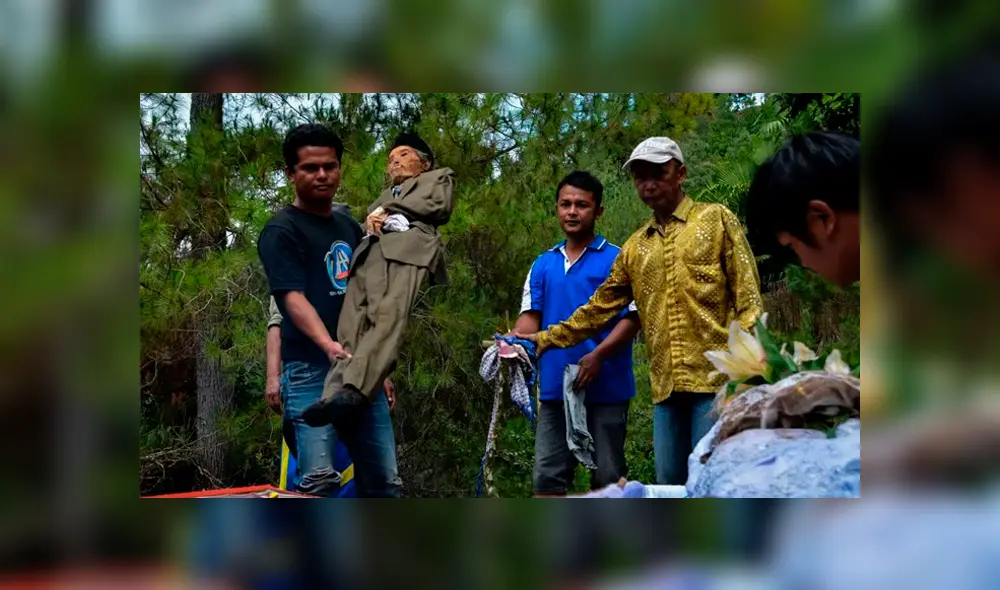 Los aldeanos de la tribu Toraja tienen la costumbre de sacar a los muertos de sus ataúdes para obtener buena fortuna.