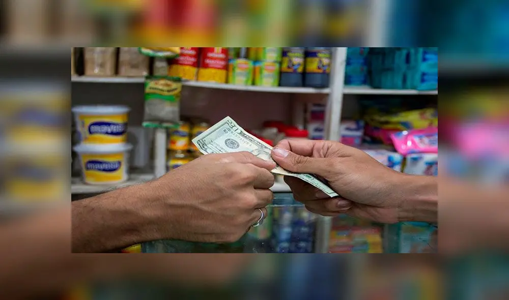 Ya es frecuente que los venezolanos adquieran productos con los famosos "verdes". Foto: EFE Ya es frecuente que los venezolanos adquieran productos con los famosos "verdes". Foto: EFE