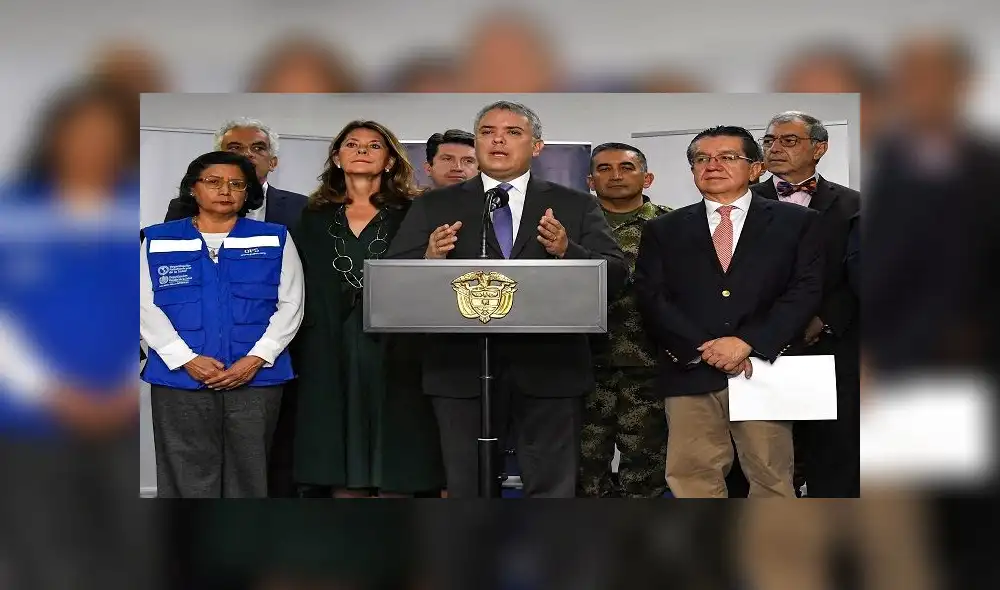 This handout photo released by the Colombian Presidency shows Colombia's President Ivan Duque (C) announcing a health emergency in Bogota on March 12, 2020. - Colombia ordered mandatory isolation for people arriving from China, Spain, France and Italy in an attempt to prevent the spread of the new coronavirus, which so far leaves nine people infected in the country. (Photo by Cesar CARRION / PRESIDENCIA DE COLOMBIA / AFP) / RESTRICTED TO EDITORIAL USE - MANDATORY CREDIT "AFP PHOTO / PRESIDENCIA DE COLOMBIA / CESAR CARRION" - NO MARKETING - NO ADVERTISING CAMPAIGNS - DISTRIBUTED AS A SERVICE TO CLIENTS This handout photo released by the Colombian Presidency shows Colombia's President Ivan Duque (C) announcing a health emergency in Bogota on March 12, 2020. - Colombia ordered mandatory isolation for people arriving from China, Spain, France and Italy in an attempt to prevent the spread of the new coronavirus, which so far leaves nine people infected in the country. (Photo by Cesar CARRION / PRESIDENCIA DE COLOMBIA / AFP) / RESTRICTED TO EDITORIAL USE - MANDATORY CREDIT "AFP PHOTO / PRESIDENCIA DE COLOMBIA / CESAR CARRION" - NO MARKETING - NO ADVERTISING CAMPAIGNS - DISTRIBUTED AS A SERVICE TO CLIENTS