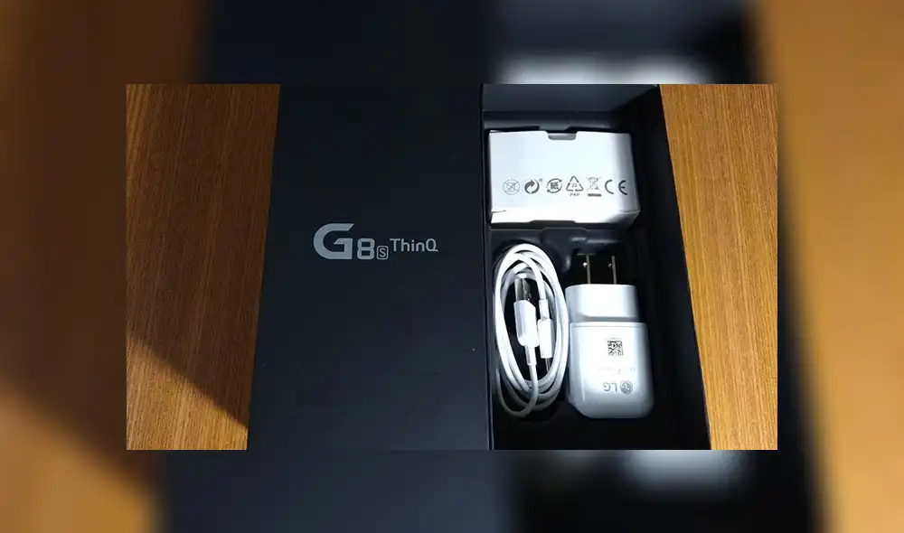 LG G8SThinQ viene con un cable USB tipo C de color blanco y su adaptador.
