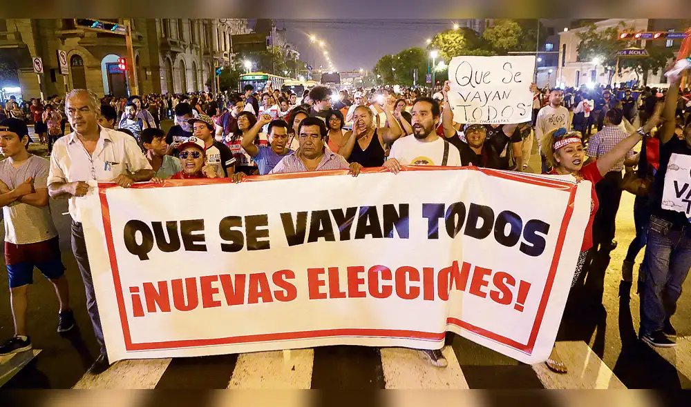 La política peruana implosiona en un ambiente de “que se vayan todos”