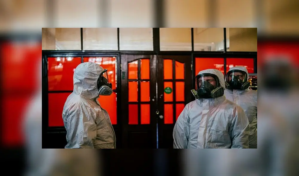 Servicemen of Russia's Emergencies Ministry wearing a protective gear arrive to disinfects Moscow's Kazansky railway station on May 28, 2020, as the country adopts measures to curb the spread of the COVID-19 (the novel coronavirus). - Moscow Mayor Sergei Sobyanin announced on May 27, 2020 new steps towards lifting lockdown from June 1 including reopening non-food shops and allowing people to go on walks with masks on. (Photo by Dimitar DILKOFF / AFP)