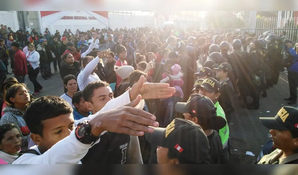 Tacna: Retiran a extranjeros de la calle del consulado chileno [FOTOS y VIDEO] 