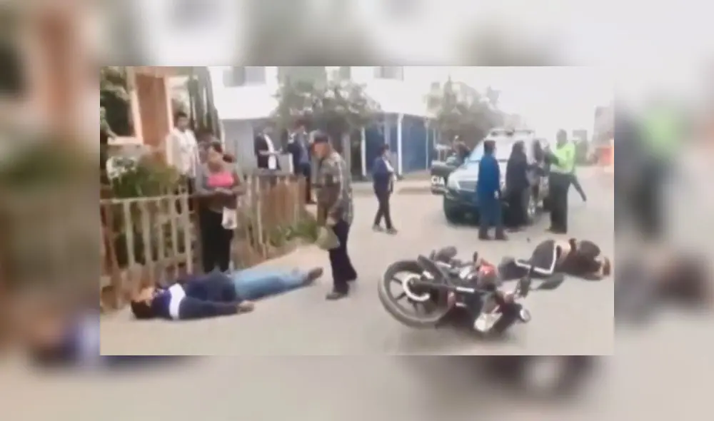 Transeúntes auxiliaron a jóvenes, quienes salieron disparados tras el choque. (Foto: Captura de video / Latina Noticias)