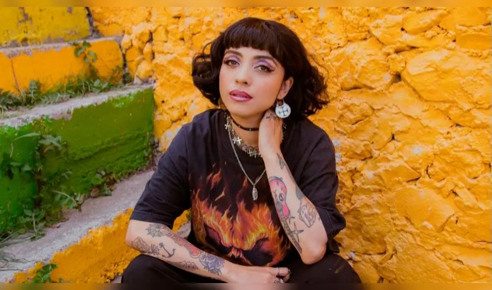 Mon Laferte se toma foto en una banca de un parque en Barranco. Foto: Instagram