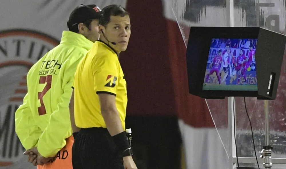 Presidente de la Comisión de Árbitros de Conmebol afirmó que Perú es capaz de implementar el VAR en la Liga 1. | Foto: AFP Presidente de la Comisión de Árbitros de Conmebol afirmó que Perú es capaz de implementar el VAR en la Liga 1. | Foto: AFP