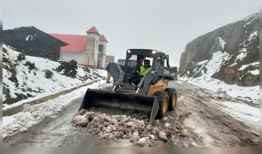 Maquinaria limpió nieve que impedía el paso de las unidades motoras por la carretera cusqueña.