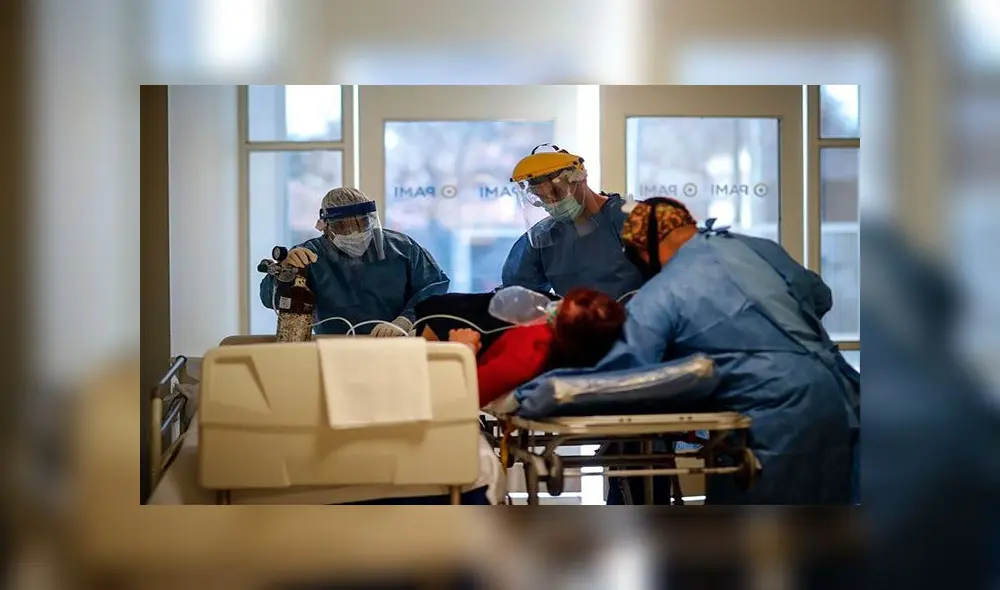 Personal médico traslada en camilla a una paciente COVID-19 en el Hospital del Bicentenario de Esteban Echeverria en Buenos Aires (Argentina). Foto: EFE Personal médico traslada en camilla a una paciente COVID-19 en el Hospital del Bicentenario de Esteban Echeverria en Buenos Aires (Argentina). Foto: EFE