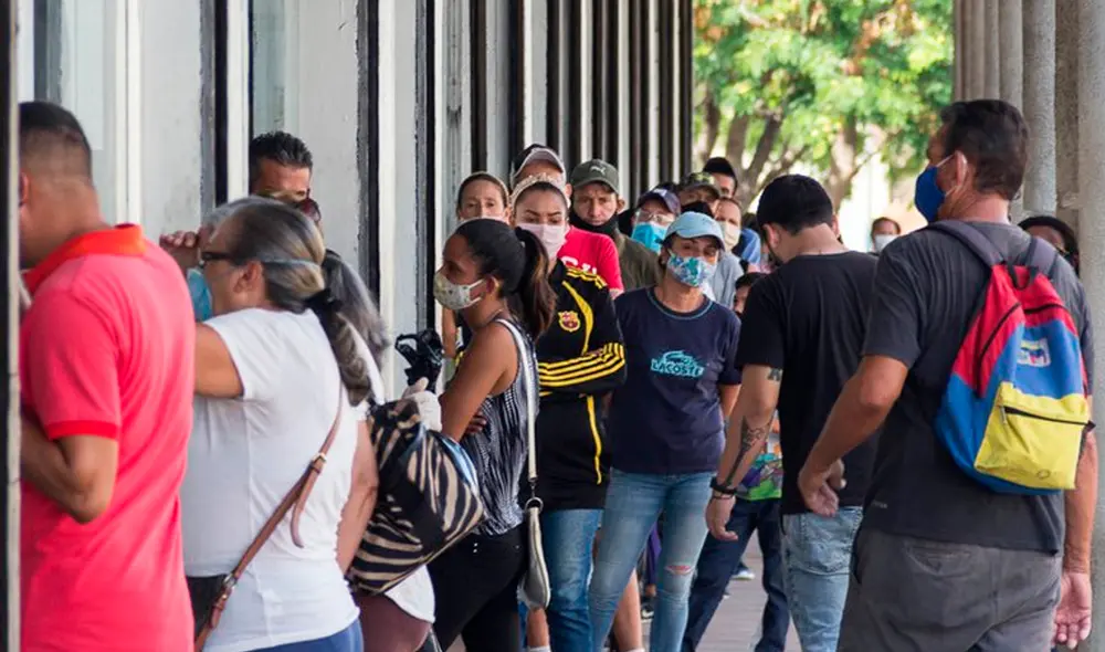 Cientos de funcionarios policiales permanecían en las calles para hacer cumplir el mandato de cuarentena y obligar a los comercios y ciudadanos que desafiaban la medida a acatarla. Foto: EFE