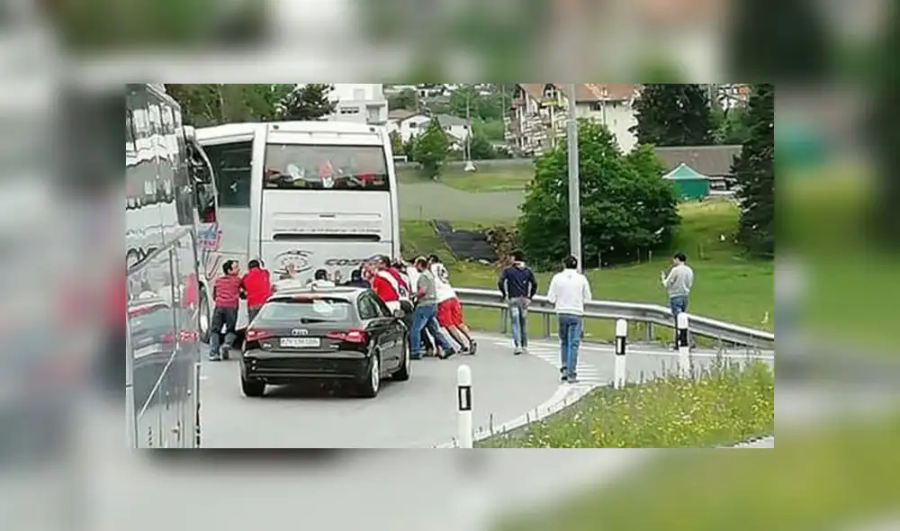 Hinchas peruanos llegaron empujando bus a amistoso Perú - Arabia Saudita Hinchas peruanos llegaron empujando bus a amistoso Perú - Arabia Saudita