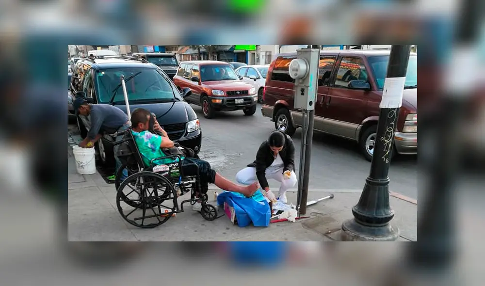 Enfermera tiene noble gesto con un hombre indigente en silla de ruedas [FOTOS]