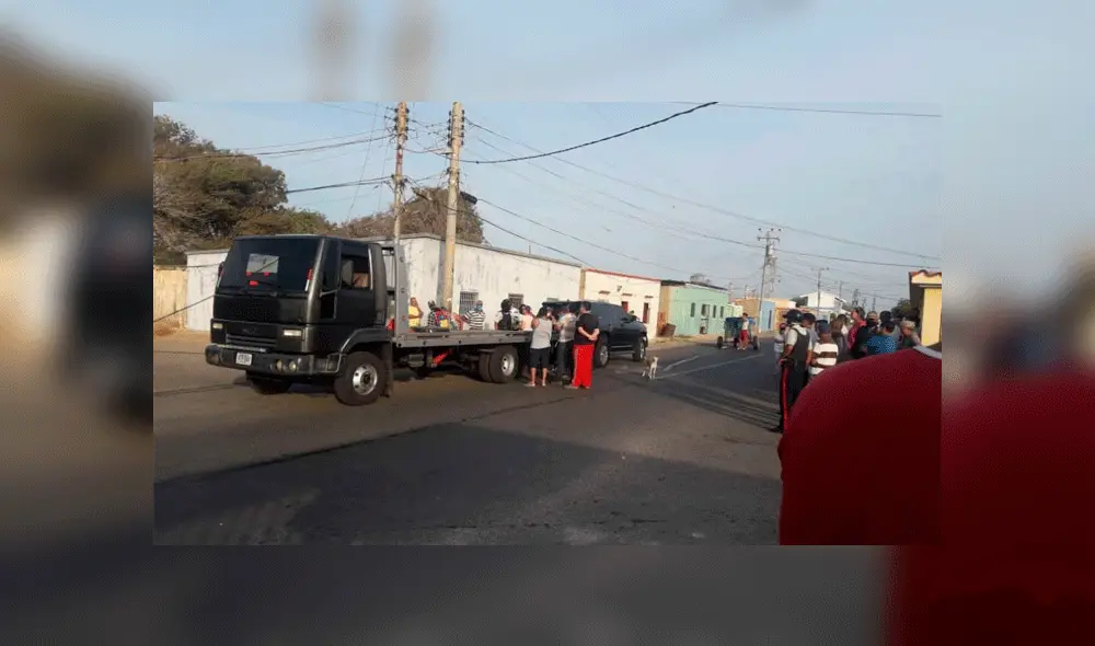 Los pobladores retuvieron el vehículo de la autoridad edil. Fuente: Punto de Corte.