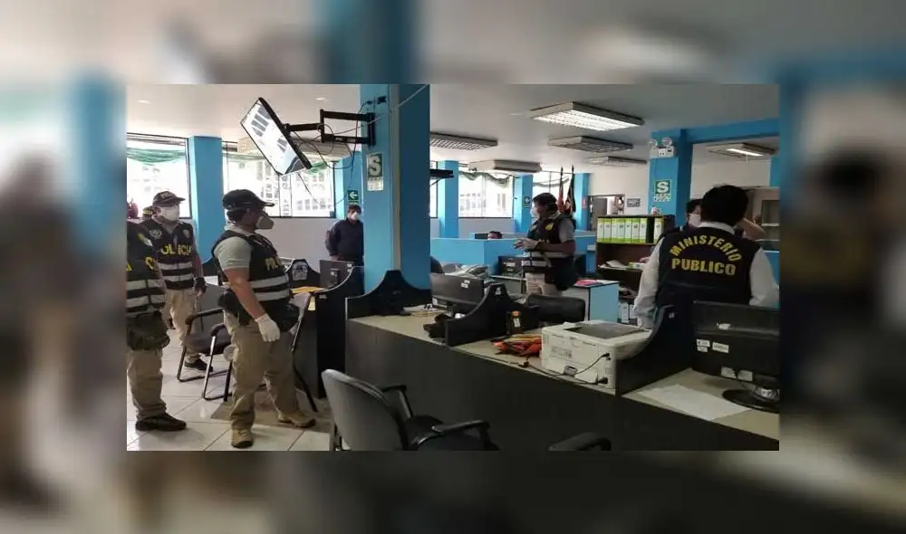 La Policía Nacional junto al Ministerio Público ingresaron al local. Créditos: La República. La Policía Nacional junto al Ministerio Público ingresaron al local. Créditos: La República.