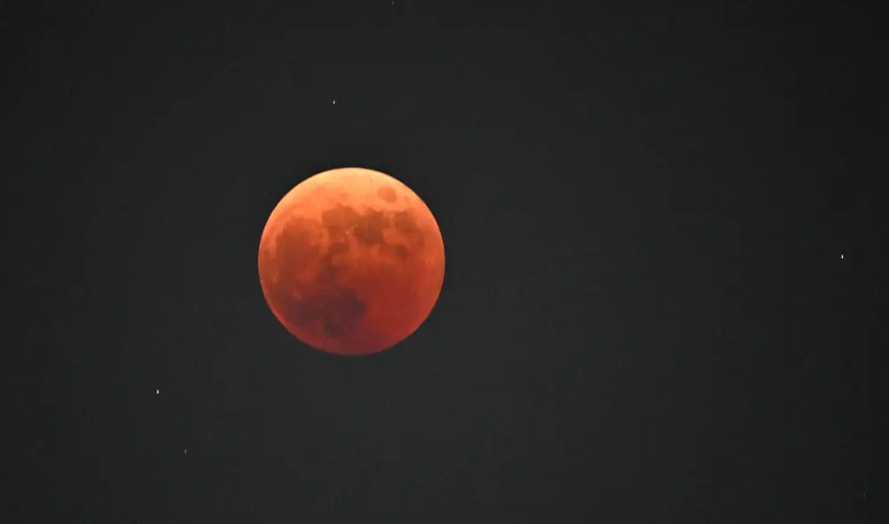 Durante el eclipse lunar del 8 de noviembre de 2022, la Luna se tiñó de rojo. Fue una 'luna de sangre'. Foto: AFP Durante el eclipse lunar del 8 de noviembre de 2022, la Luna se tiñó de rojo. Fue una 'luna de sangre'. Foto: AFP