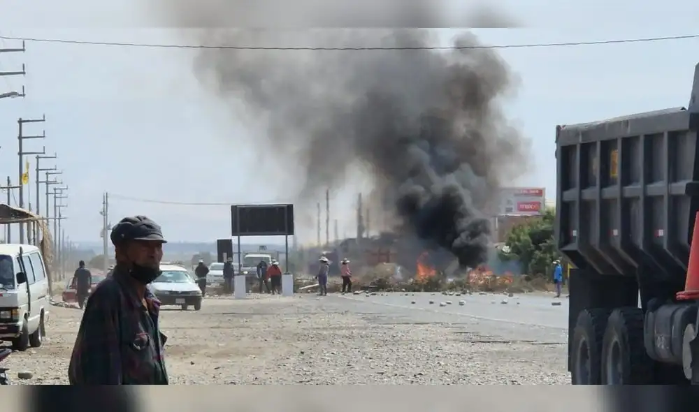 Protestantes en Tacna quemaron llantas la mañana de este miércoles. Foto: Liz Ferrer Rivera / URPI-LR Protestantes en Tacna quemaron llantas la mañana de este miércoles. Foto: Liz Ferrer Rivera / URPI-LR