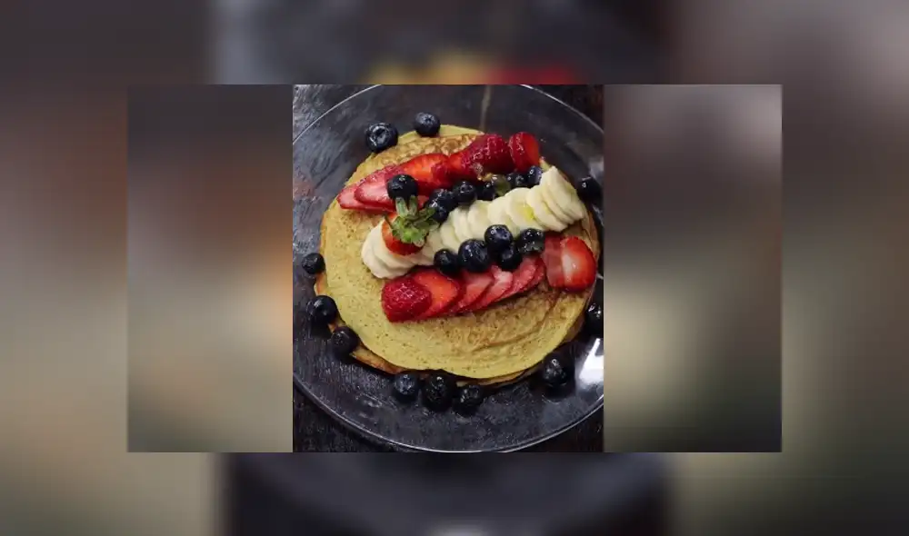 El joven mostró, paso a paso, cómo preparar este platillo que suele comerse en el desayuno. Foto: TikTok