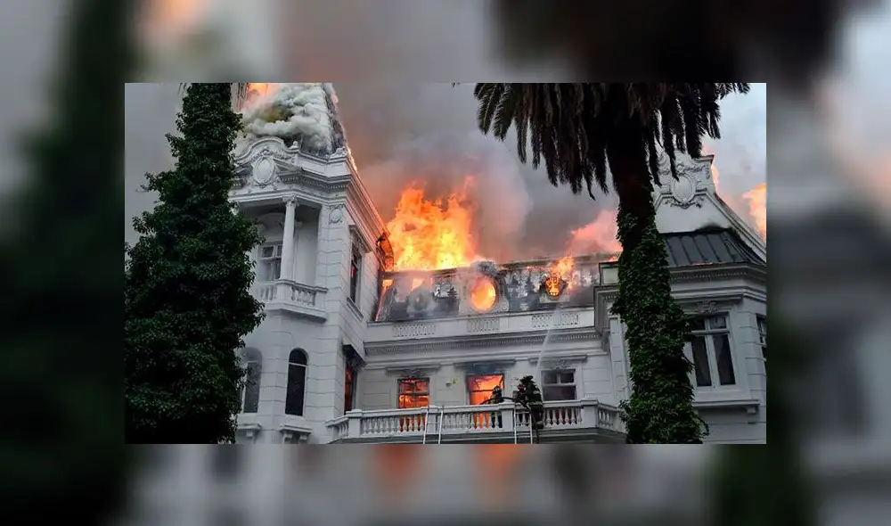 La Universidad Pedro de Valdivia estuvo en llamas por varios minutos este viernes. Foto: AFP