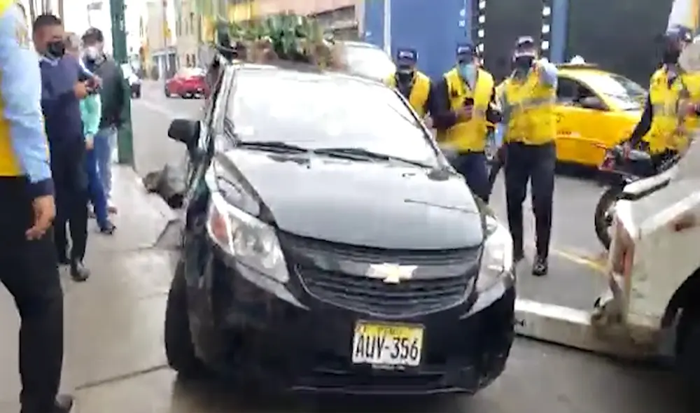 Chofer cometió la falta en la avenida Franklin Roosevelt, donde al parecer esperaba a una persona. (Foto: Captura de video / Municipalidad de Surco) Chofer cometió la falta en la avenida Franklin Roosevelt, donde al parecer esperaba a una persona. (Foto: Captura de video / Municipalidad de Surco)