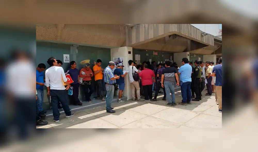 Largas filas en el Touring debido a fallas en el sistema. Foto: La República