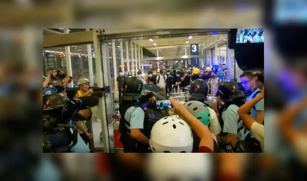Los manifestantes continúan la ofensiva a pesar de la respuesta de la policía. Captura de video/CNA. Los manifestantes continúan la ofensiva a pesar de la respuesta de la policía. Captura de video/CNA.