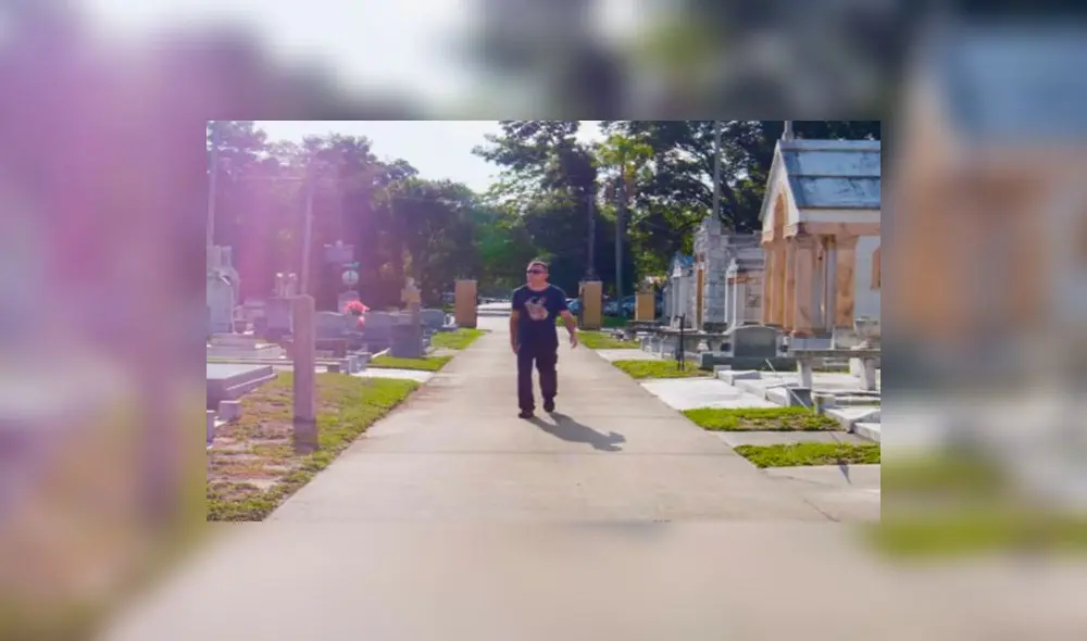 YouTube: Hombre sorprende con peculiar gesto a las lápidas de los veteranos de guerra YouTube: Hombre sorprende con peculiar gesto a las lápidas de los veteranos de guerra