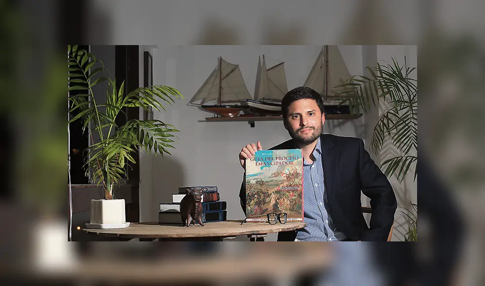 Cosecha propia. Eric Koechlin muestra la portada de su libro en su departamento, en el distrito de Miraflores. Crédito: Aldair Mejia