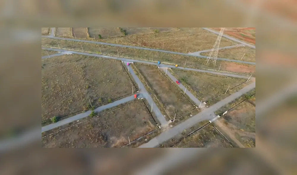 Escapar de los fantasmas, recoger fruta y un bar temático de los ochenta es lo que ofrece un laberinto de Pac-Man de tamaño real.