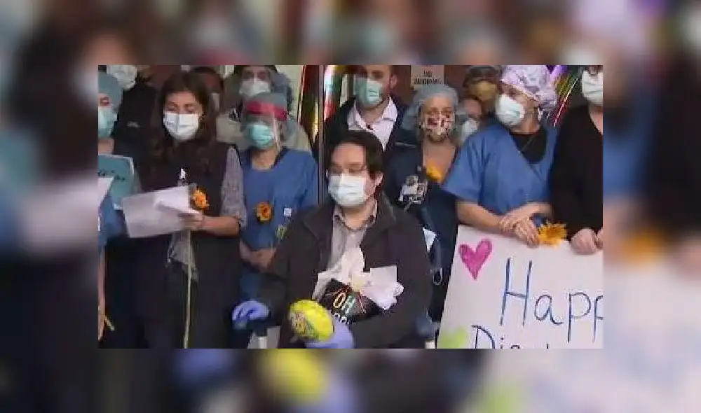 Hombre recibe los aplausos del equipo médico que lo atendió tras ser dado de alta por superar el coronavirus. Foto: Captura Video.