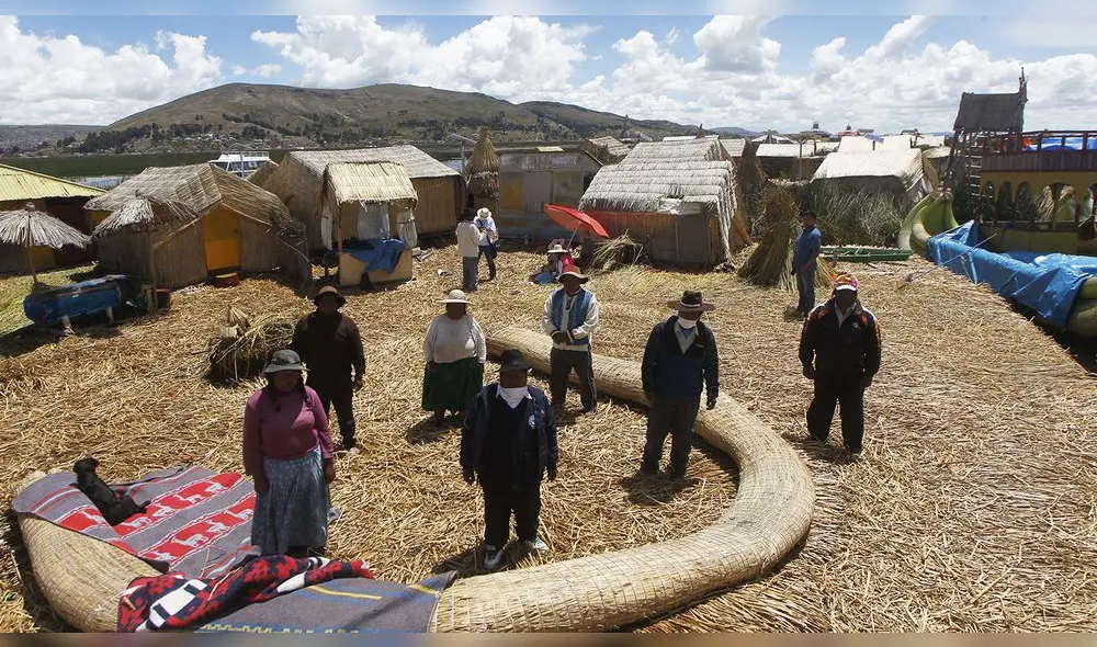 En los Uros viven más adultos mayores que jóvenes. En los Uros viven más adultos mayores que jóvenes.