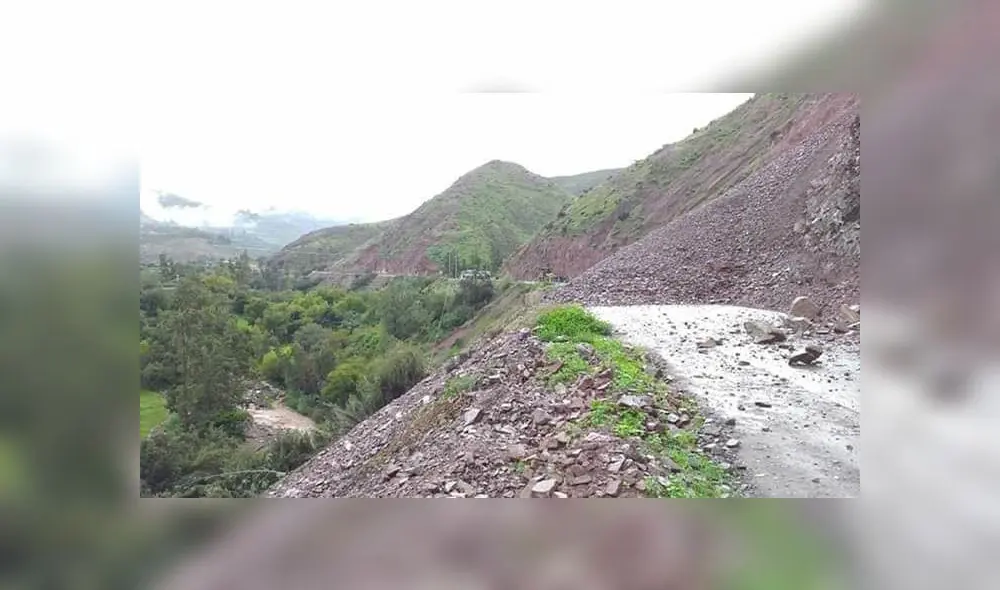 Un tramo de la carretera Yacango- Torata está bloqueado por deslizamiento del cerro aledaño.