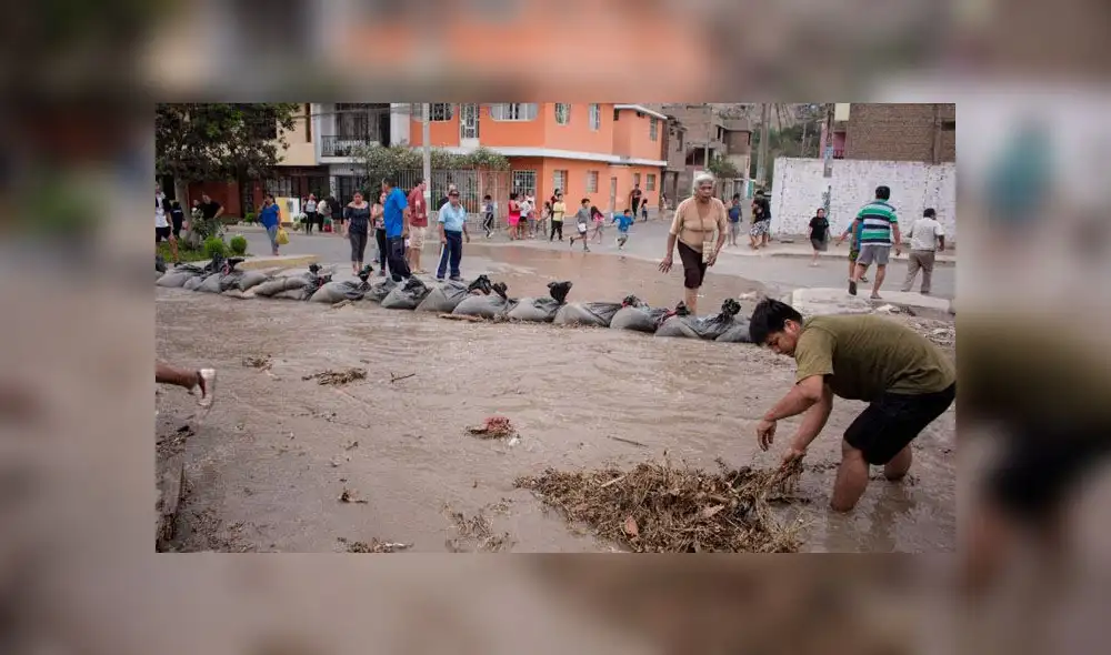 Vecinos tuvieron que colocar sacos para evitar que sus viviendas sean afectadas.. (Créditos: Kensso Merino)