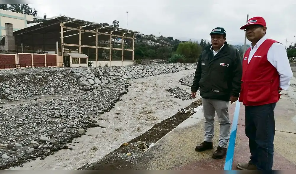 Verificando daños. Ministro de Agricultura visitó regiones del sur para evaluar las consecuencias de las fuertes lluvias ocurridas esta semana.