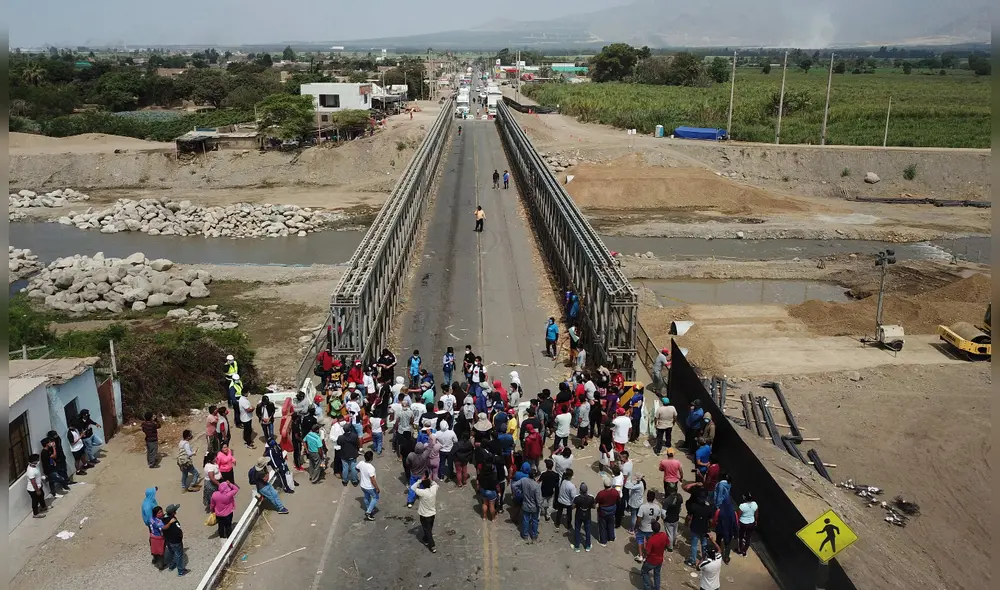 Manifestantes bloquearon el paso en el puente Virú de la Panamericana Norte (región La Libertad) como parte de las protestas contra la Ley Agraria. Foto: EFE/Douglas Juárez.