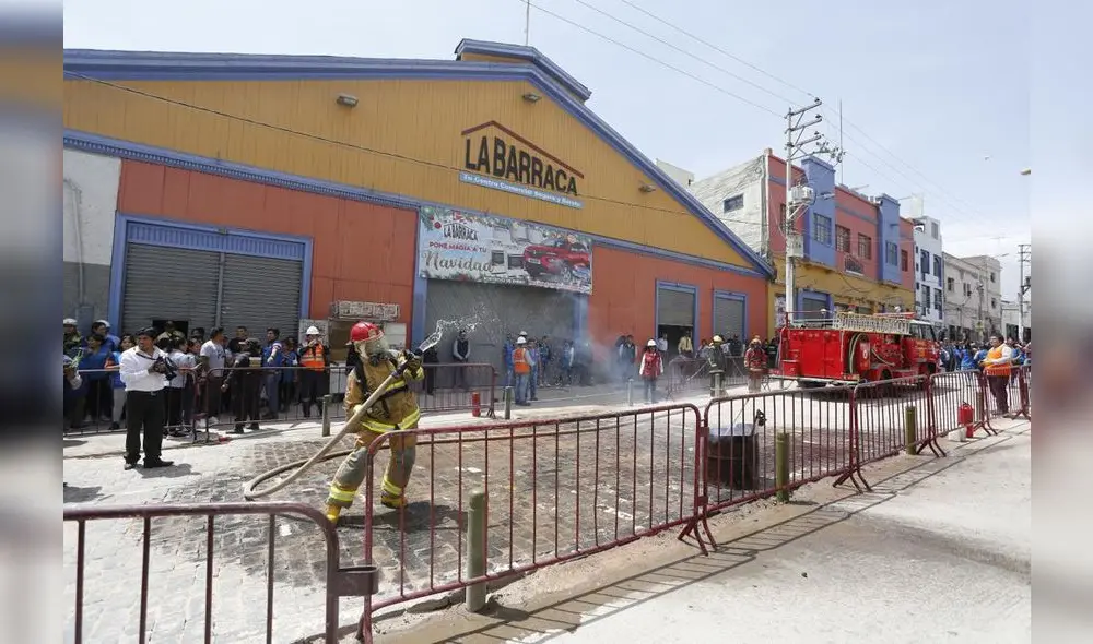 Las vallas de metal ya están colocadas en inmediaciones del centro comercial La Barraca en Arequipa. Las vallas de metal ya están colocadas en inmediaciones del centro comercial La Barraca en Arequipa.
