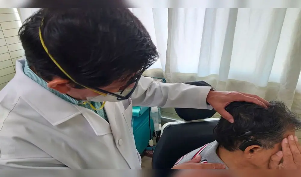 Un niño y un anciano recuperan la audición con implante coclear.