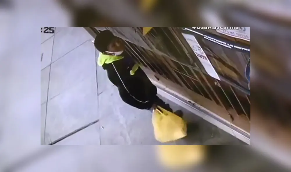 Hombre usó un palo de escoba para poder jalar el estante con los productos que finalmente hurtó. (Foto: Captura de video / Canal N)