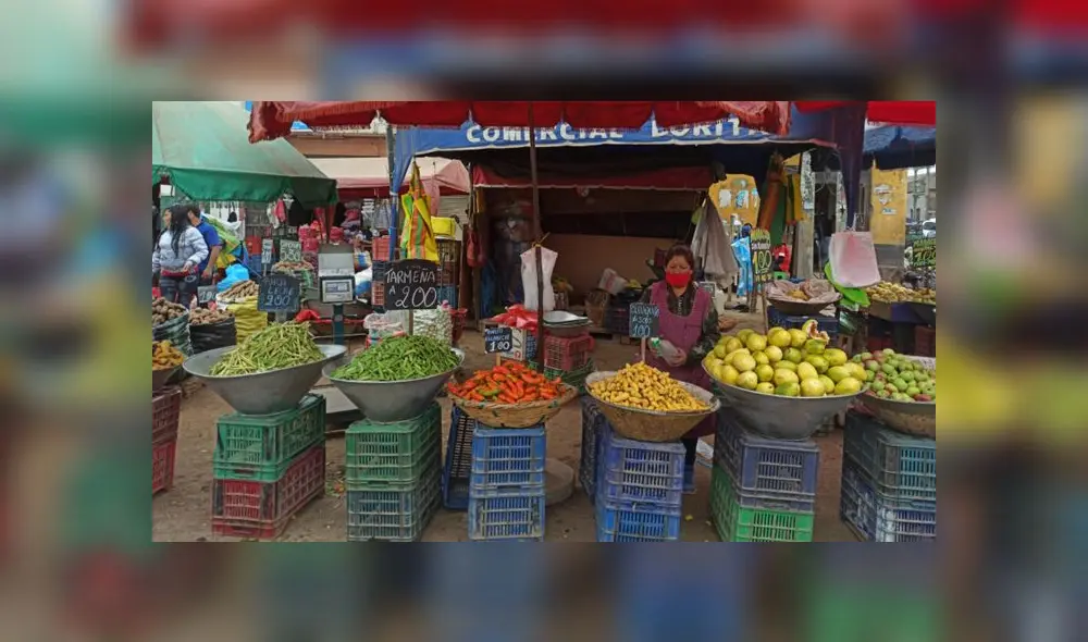 Algunas personas, entre comerciantes y clientes, no respetaron el distanciamiento social ni usaron mascarillas. (Foto: Joel Robles / GLR - URPI) Algunas personas, entre comerciantes y clientes, no respetaron el distanciamiento social ni usaron mascarillas. (Foto: Joel Robles / GLR - URPI)