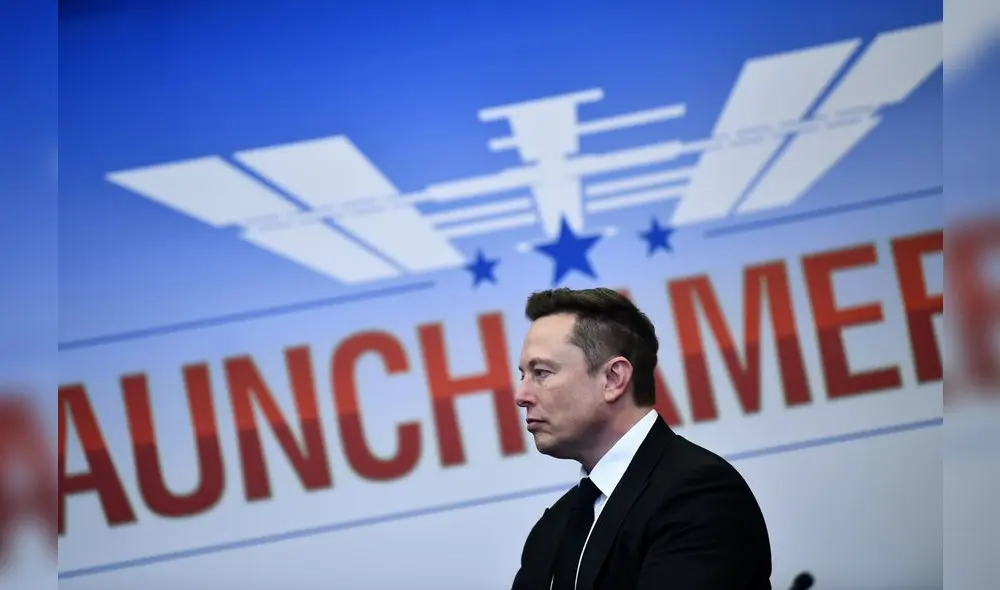 Elon Musk looks on as US President Donald Trump attends SpaceX launch at the Kennedy Space Center in Florida on May 27, 2020. - US President Donald Trump travels to Florida to see the historic first manned launch of the SpaceX Falcon 9 rocket with the Crew Dragon spacecraft, the first to launch from Cape Canaveral since the end of the space shuttle program in 2011. (Photo by Brendan Smialowski / AFP)