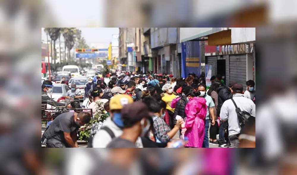 Ambulantes se desplazan en las calles de La Victoria. Créditos: Flavio Matos. Ambulantes se desplazan en las calles de La Victoria. Créditos: Flavio Matos.