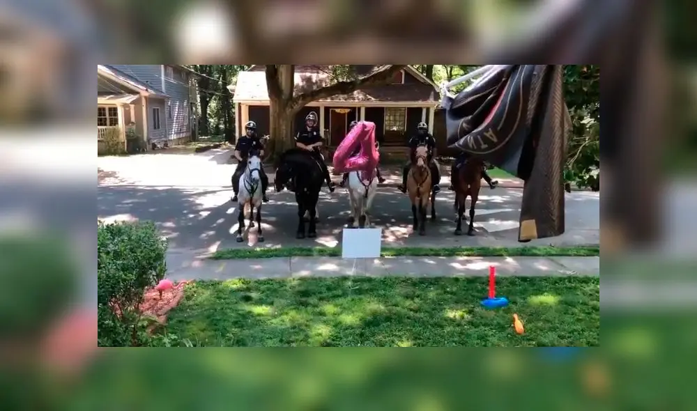 Desliza las imágenes para ver el emotivo detalle que dieron un grupo de policías a una menor en cuarentena. Foto: TikTok Desliza las imágenes para ver el emotivo detalle que dieron un grupo de policías a una menor en cuarentena. Foto: TikTok