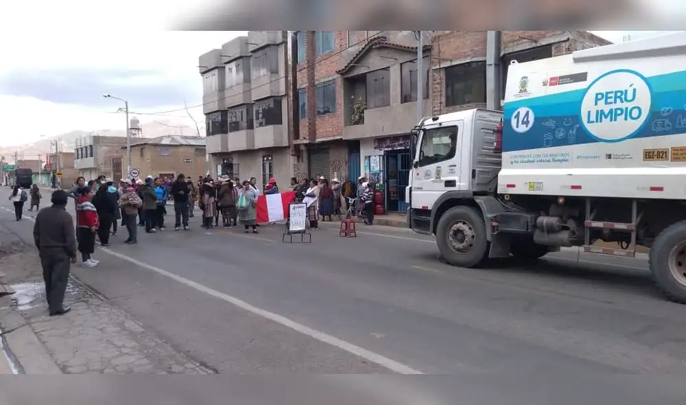 Pobladores de Cabanillas bloquearon por unas horas la vía Arequipa - Juliaca Pobladores de Cabanillas bloquearon por unas horas la vía Arequipa - Juliaca