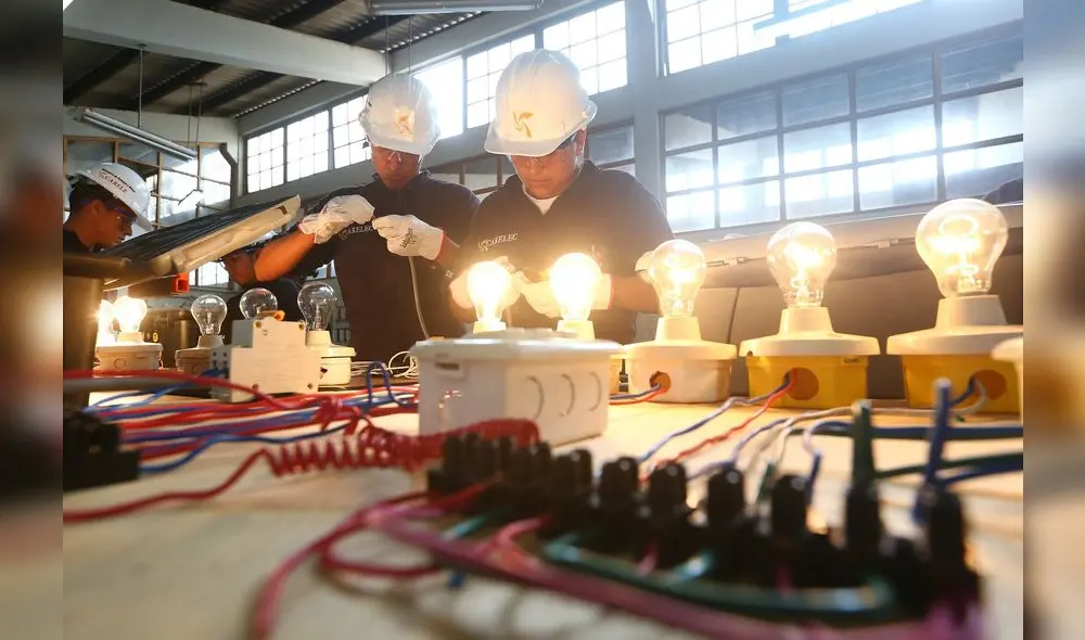 140 jóvenes del servicio militar voluntario se gradúan como técnicos electricistas 140 jóvenes del servicio militar voluntario se gradúan como técnicos electricistas