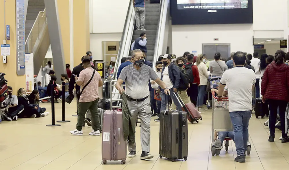 Reinicio. Pasajeros buscan llegar a sus destinos en estas fiestas. Foto: Difusión. Reinicio. Pasajeros buscan llegar a sus destinos en estas fiestas. Foto: Difusión.