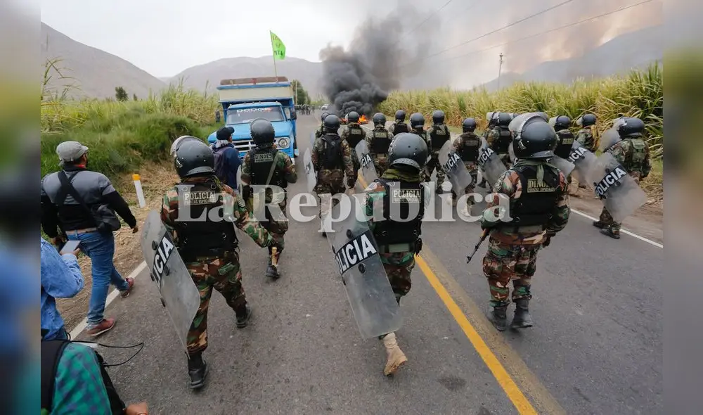 Más de 400 efectivos policiales llegan al Fiscal en Islay para desbloquear vías. Foto: Oswald Charca