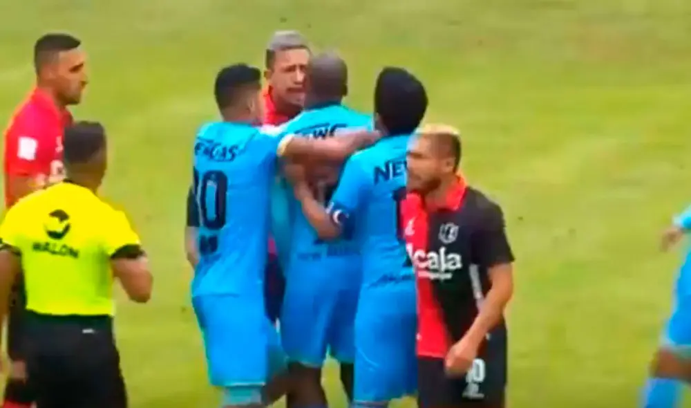 Reimond Manco perdió los papeles y casi arma una pelea en el partido. Foto: GOLPERÚ Reimond Manco perdió los papeles y casi arma una pelea en el partido. Foto: GOLPERÚ