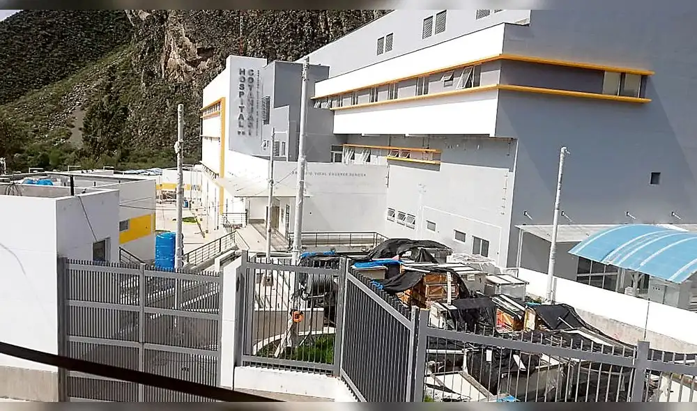 Situación. Cajas fueron agrupadas en cochera de hospital cerrado. Las taparon con una malla raschel. Población teme que equipos estén deteriorándose.