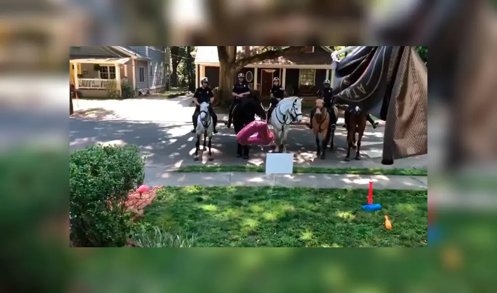 Desliza las imágenes para ver el emotivo detalle que dieron un grupo de policías a una menor en cuarentena. Foto: TikTok Desliza las imágenes para ver el emotivo detalle que dieron un grupo de policías a una menor en cuarentena. Foto: TikTok