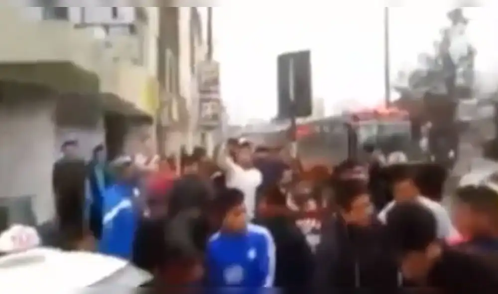 Ate: Colectiveros se balean en la calle y encima golpean inspectores[VIDEO]