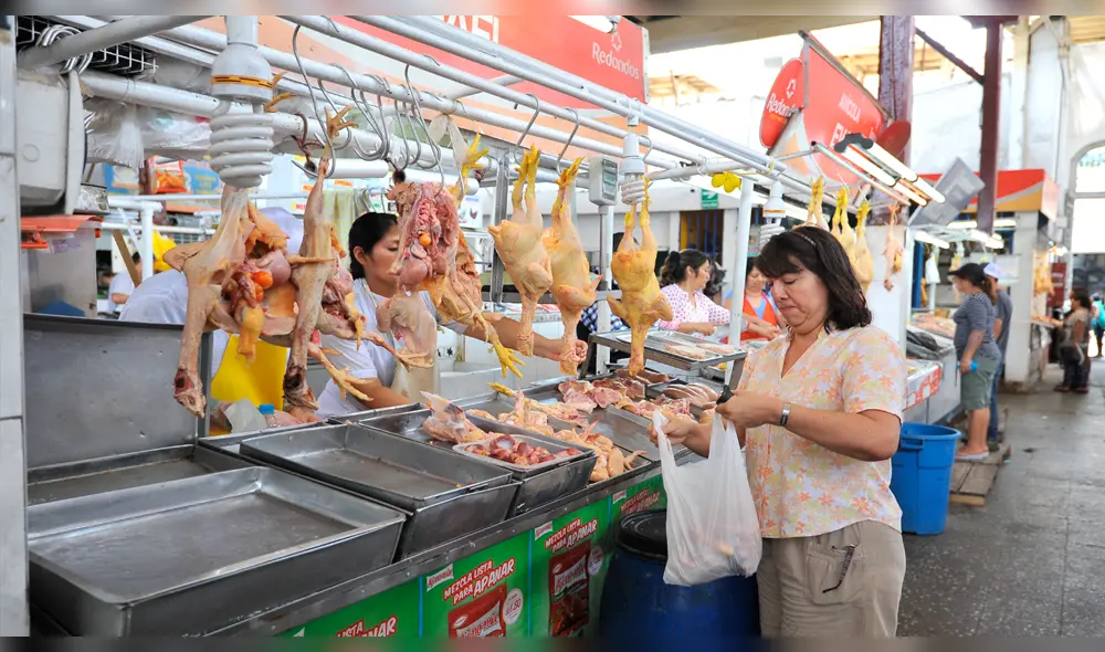 Se elevan precios de alimentos y combustibles